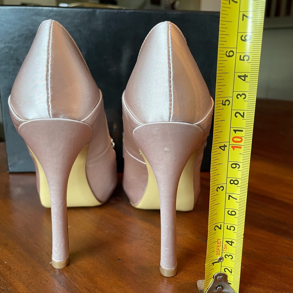 RSVP’s Bellen Latte/Light Gold Heels Satin Finish Size 5M NEW IN Box - Picture 2 of 7